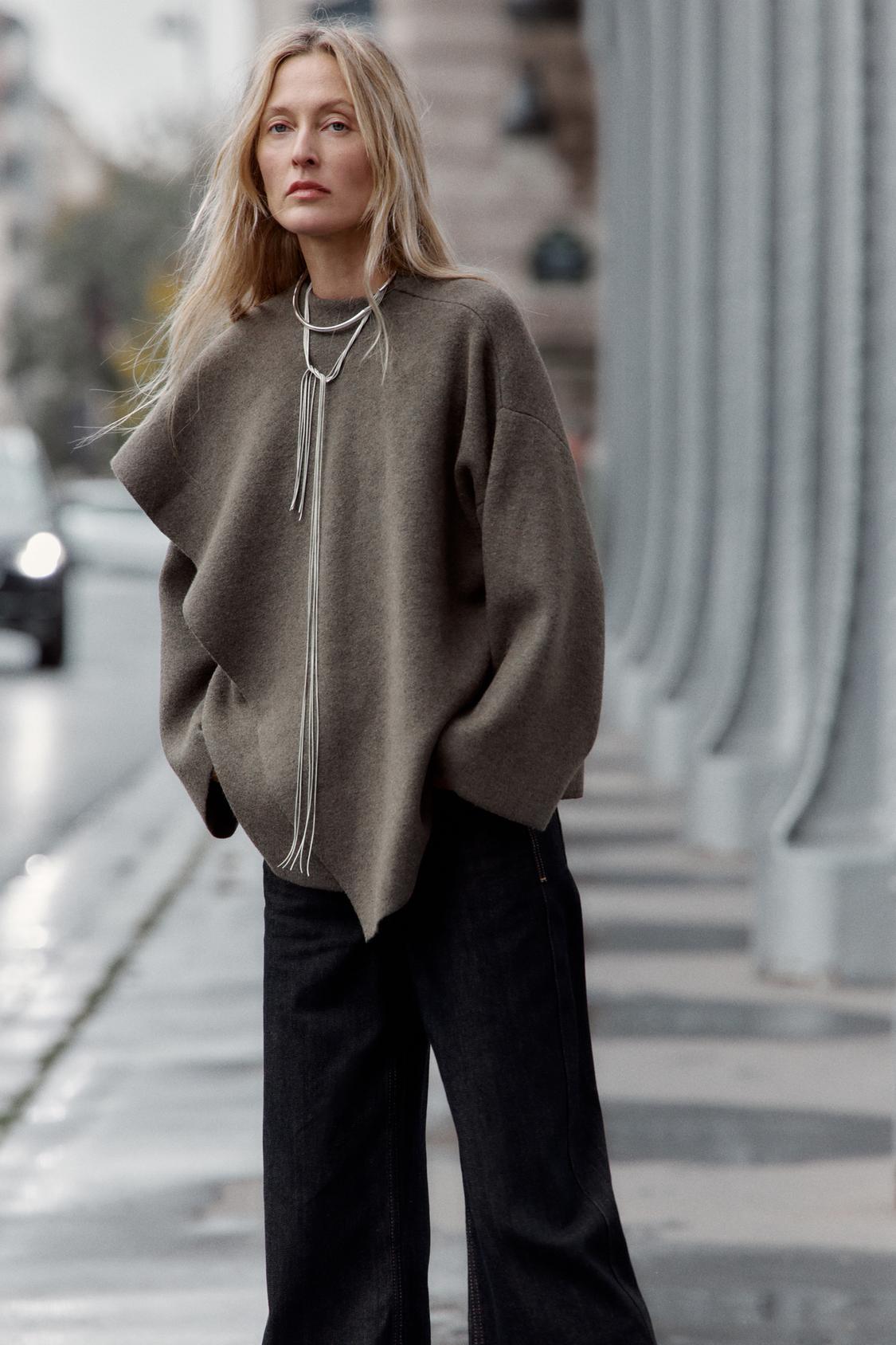 MANTEAU COURT EN MAILLE AVEC ÉCHARPE INTÉGRÉE